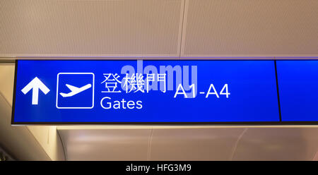Un témoin lumineux bleu avec porte pour les numéros de vols au départ avec les caractères chinois traditionnels Banque D'Images