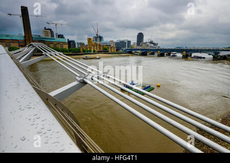 Garde-corps de pont au-dessus de l'eau dans la lumière naturelle Banque D'Images