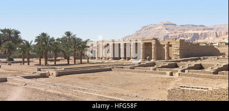 Le temple funéraire de Seti I en face de Meret Segar en collines thébaine sur la rive ouest du Nil à Louxor, Égypte, Afrique du Nord Banque D'Images