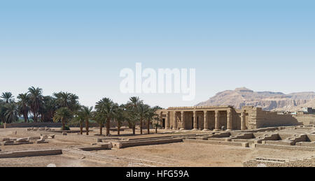 Le temple funéraire de Seti I en face de Meret Segar en collines thébaine sur la rive ouest du Nil à Louxor, Égypte, Afrique du Nord Banque D'Images