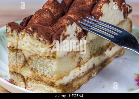 Plat à gâteau tiramisu sur tablier Banque D'Images