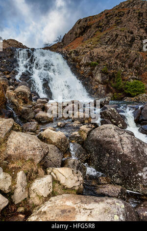 Sourmilk Gill la chute vers le bas en Easedale, Près de Grasmere, Lake District, Cumbria Banque D'Images