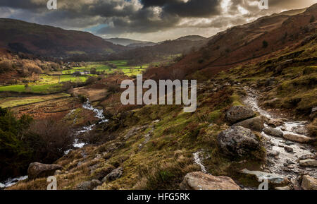 Le sentier de Easedale Tarn à Grasmere, Lake District, Cumbria Banque D'Images