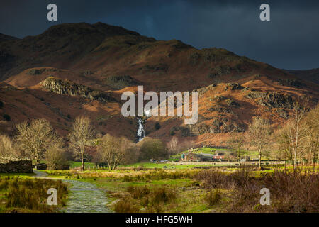 À long Sourmilk vers Easedale Gill et Grasmere, Lake District, Cumbria Banque D'Images