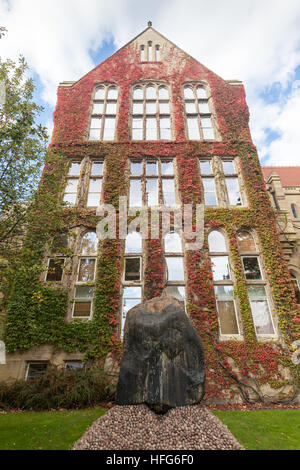 Vignes en automne sur bâtiment Beyer dans le vieux carré, l'Université de Manchester, UK Banque D'Images