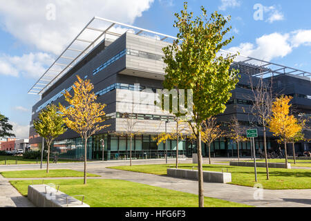 Alan Turing building en automne, l'Université de Manchester, UK Banque D'Images