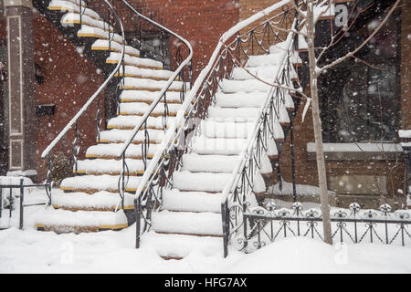 Escaliers traditionnels couverts de neige à Montréal Banque D'Images