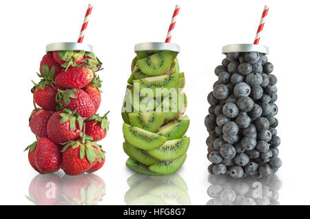 Fruits dans la forme d'une boisson avec de la paille y compris les fraises, les kiwis, et les bleuets Banque D'Images