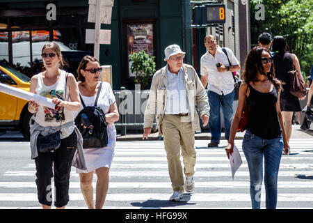 New York City,NY NYC Manhattan,Midtown,Turtle Bay,intersection,second Avenue,adultes noirs,femme femme femme,homme hommes,senior senior Citizen Banque D'Images