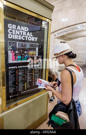 New York City,NY NYC Manhattan,Midtown,42nd Street,Grand Central Station,gare ferroviaire,restaurants,annuaire,carte,emplacement,adultes,femme wom Banque D'Images