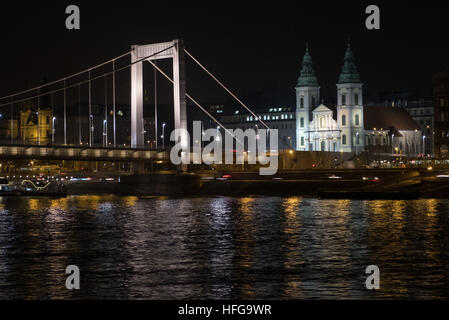 Vue de la nuit de l'allumé pont Elisabeth, Église paroissiale de la Cité et du Danube, à partir de la Hongrie, bankBudapest Buda Banque D'Images