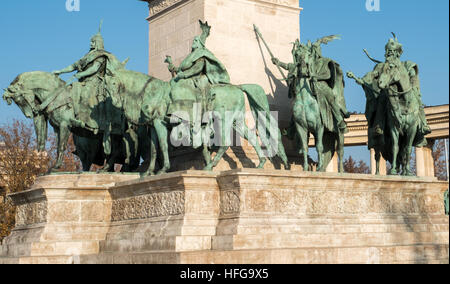 La statue de la place du héros complexe dans Budapest, Hongrie Banque D'Images