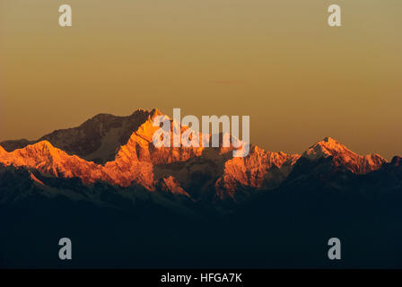 Darjeeling : vue depuis la colline de tigre à l'Himalaya avec le Kangchendzönga (également Khangchendzonga, Kangchenjunga, 8586 m), dans l'ouest du Bengale, Westbengalen, dans Banque D'Images