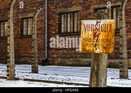 Panneau "vorsicht hochspannung lebensgefahr' a été vu en face de certains des grillages qui ont été électrifiées à Auschwitz. Banque D'Images