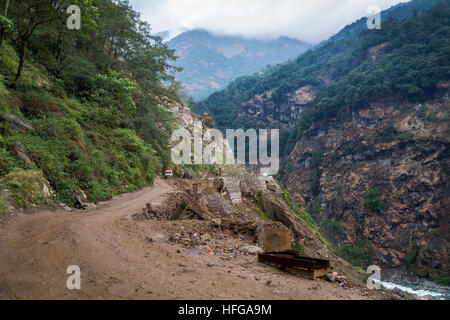 Route de montagne dangereux dans l'état himalayen de Sikkim, Inde sujets aux glissements de terrain. Banque D'Images
