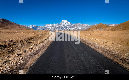 Scenic Route de montagne de l'himalaya de chopta à gurudongmar lake vallée entourée de montagnes arides et de distance. la neige Banque D'Images