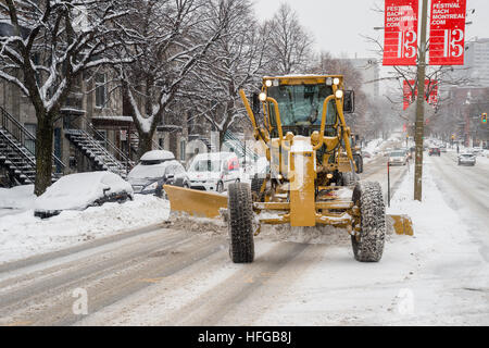 Montréal, CA - 12 décembre 2016 : un chasse-neige en mouvement sur l'Avenue Saint-Joseph pendant une tempête de neige. Banque D'Images