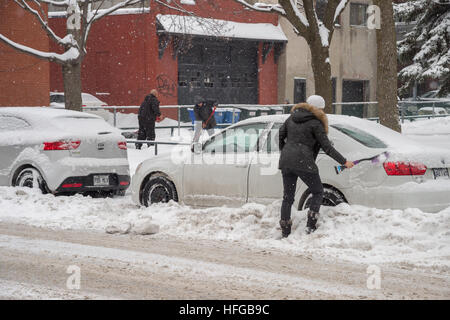 Montréal, CA - 12 décembre 2016 : sa voiture de la neige durant une chute de neige en hiver. Banque D'Images