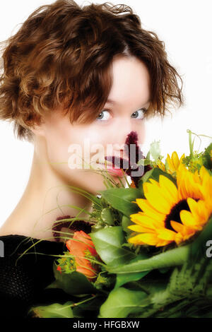 Girl holding flower bouquet Banque D'Images
