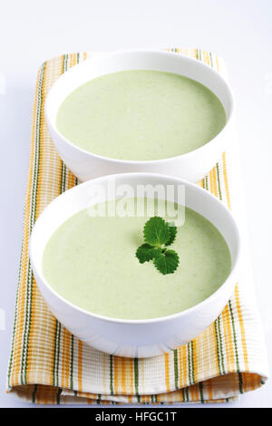 Crème de pois à la menthe soupe garnie Banque D'Images