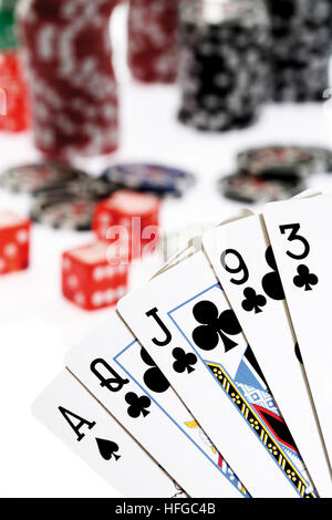 Rincer la main avec des jetons de poker en arrière-plan Banque D'Images