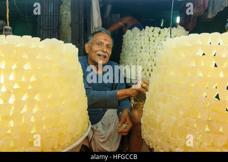 Kolkata (Calcutta, Kalkutta) : Bazaar ; Vendeurs de bonbons de sucre, Bengale occidental, Inde, Westbengalen Banque D'Images