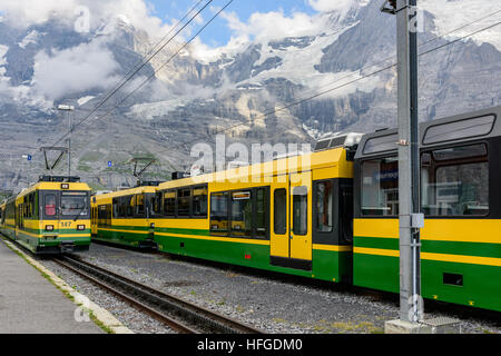 La gare de Wengen alpin suisse des Alpes Suisses en arrière-plan Banque D'Images