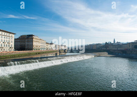 Weir l'Arno à Florence, en Italie, lors d'une journée ensoleillée Banque D'Images