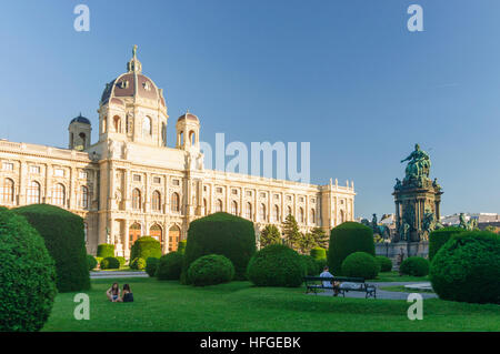 Wien, Vienne : Maria-Theresien-Platz avec un monument à Maria Theresia et le Kunsthistorisches Museum, Vienne, Autriche Banque D'Images