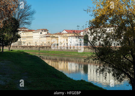 Vue sur le fleuve Arno et les bâtiments à Florence, Italie Banque D'Images