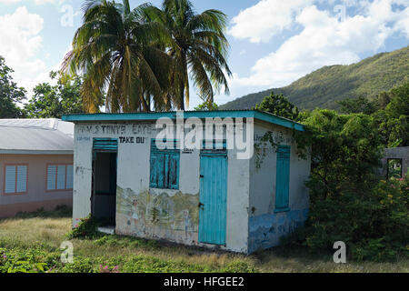 Ce qui semble être un petit café ou restaurant "take-out sur l'île des Caraïbes de l'île de Bequia dans les Grenadines. Banque D'Images