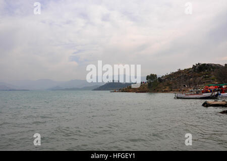 Bateaux sur les quais au barrage de Khanpur, le Pakistan avec des nuages et des montagnes en arrière-plan Banque D'Images