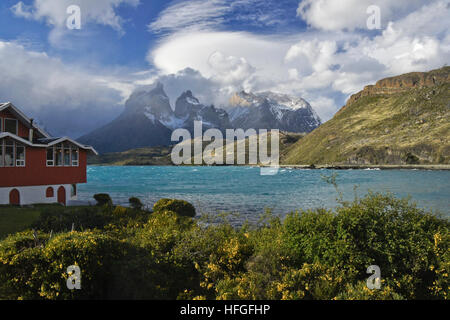 Los Cuernos, l'Almirante Nieto, et Lago Pehoe, vu de l'Hosteria Pehoe, Parc National Torres del Paine, Patagonie, Chili Banque D'Images