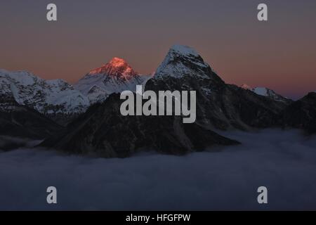 La lumière du soleil dernière du jour illuminent le Mt Everest. Mer de brouillard. Banque D'Images