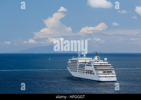 Bateau de croisière amarré dans la baie de Naples à Sorrento, Italie. Banque D'Images