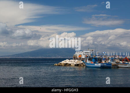 La vue sur la Marina Grande, vers le Mont Vésuve, de Sorrento, Campanie, Italie. Avec la location de bateaux de pêche. Banque D'Images