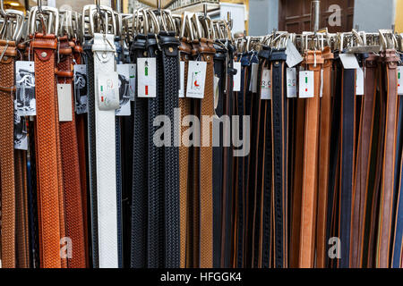 Les ceintures en cuir en vente dans un magasin à Sorrento, Italie. Banque D'Images