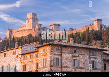 Rocca Maggiore (Citadelle) au-dessus de la ville d'assise dans la province de Pérouse en Ombrie, Italie. Lieu de naissance de saint François. Banque D'Images