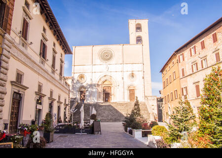 Duomo à la Piazza del Popolo, Todi, une ville dans la province de Pérouse, Ombrie, Italie. Au moment de Noël. Banque D'Images