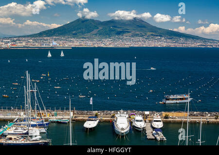 Vue sur la baie de Naples vers le Mont Vésuve depuis le Castel dell'Ovo, Naples, Campanie, Italie. Banque D'Images
