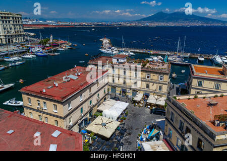 Vue sur la baie de Naples vers le Mont Vésuve depuis le Castel dell'Ovo, Naples, Campanie, Italie. Banque D'Images