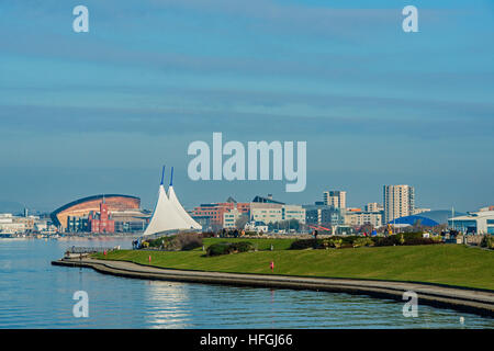 Barrage de la baie de Cardiff et passerelle sur une journée d'hiver ensoleillée, montrant le Millennium Centre dans la distance, dans le sud du Pays de Galles Banque D'Images