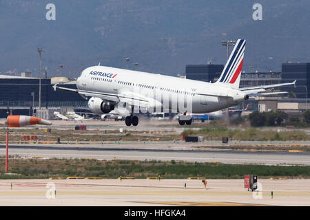 Airbus A321 d'Air France à l'atterrissage à l'aéroport El Prat de Barcelone, Espagne. Banque D'Images