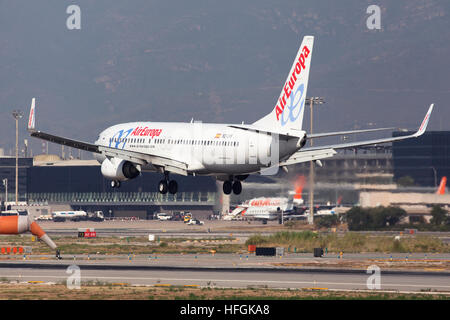 Boeing 737-800 d'Air Europa, à l'atterrissage à l'aéroport El Prat de Barcelone, Espagne. Banque D'Images