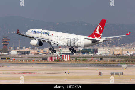 Turkish Airlines Airbus A330-300 à l'atterrissage à l'aéroport El Prat de Barcelone, Espagne. Banque D'Images