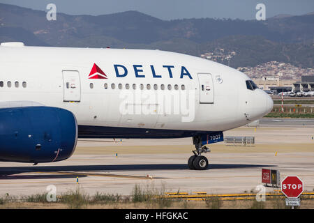 Nez d'un Delta Airlines Boeing 777-200ER roulait le long de la piste de l'aéroport El Prat de Barcelone, Espagne. Banque D'Images