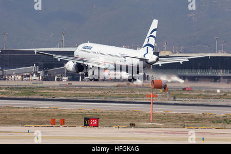 Aegean Airlines Airbus A320 à l'atterrissage à l'aéroport El Prat de Barcelone, Espagne. Banque D'Images