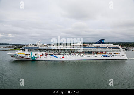 Le navire de croisière Norwegian Dawn voile de Portland Maine Banque D'Images