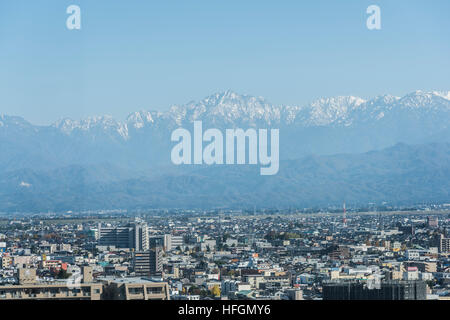 Gamme de montagne Tateyama,voir l'Hôtel de ville de Toyama, Toyama City, Préfecture de Toyama, au Japon Banque D'Images