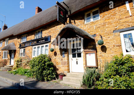 Le Red Lion house publique dans le village de Cropredy dans l'Oxfordshire Banque D'Images